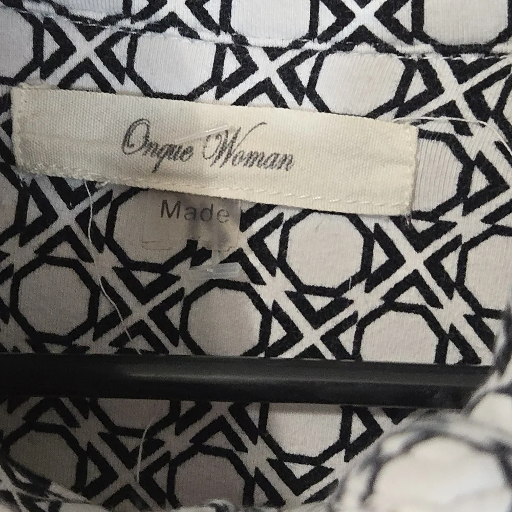 Onque Woman Monochrome Geometric Pattern Jacket, Front Zip, Lightweight Med